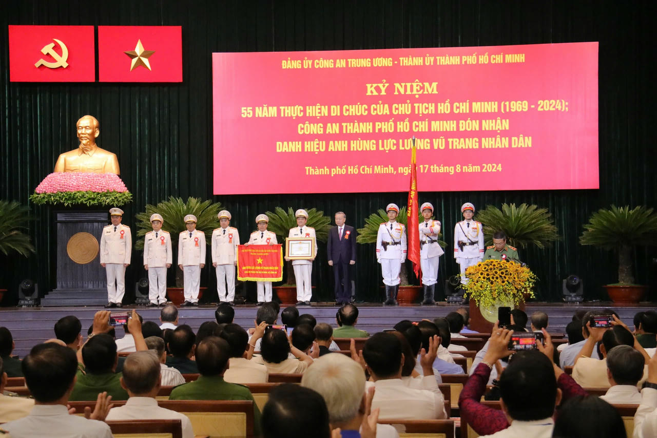 Tổng Bí thư, Chủ tịch nước Tô Lâm trao tặng danh hiệu Anh hùng Lực lượng vũ trang nhân dân cho Công an TP HCM