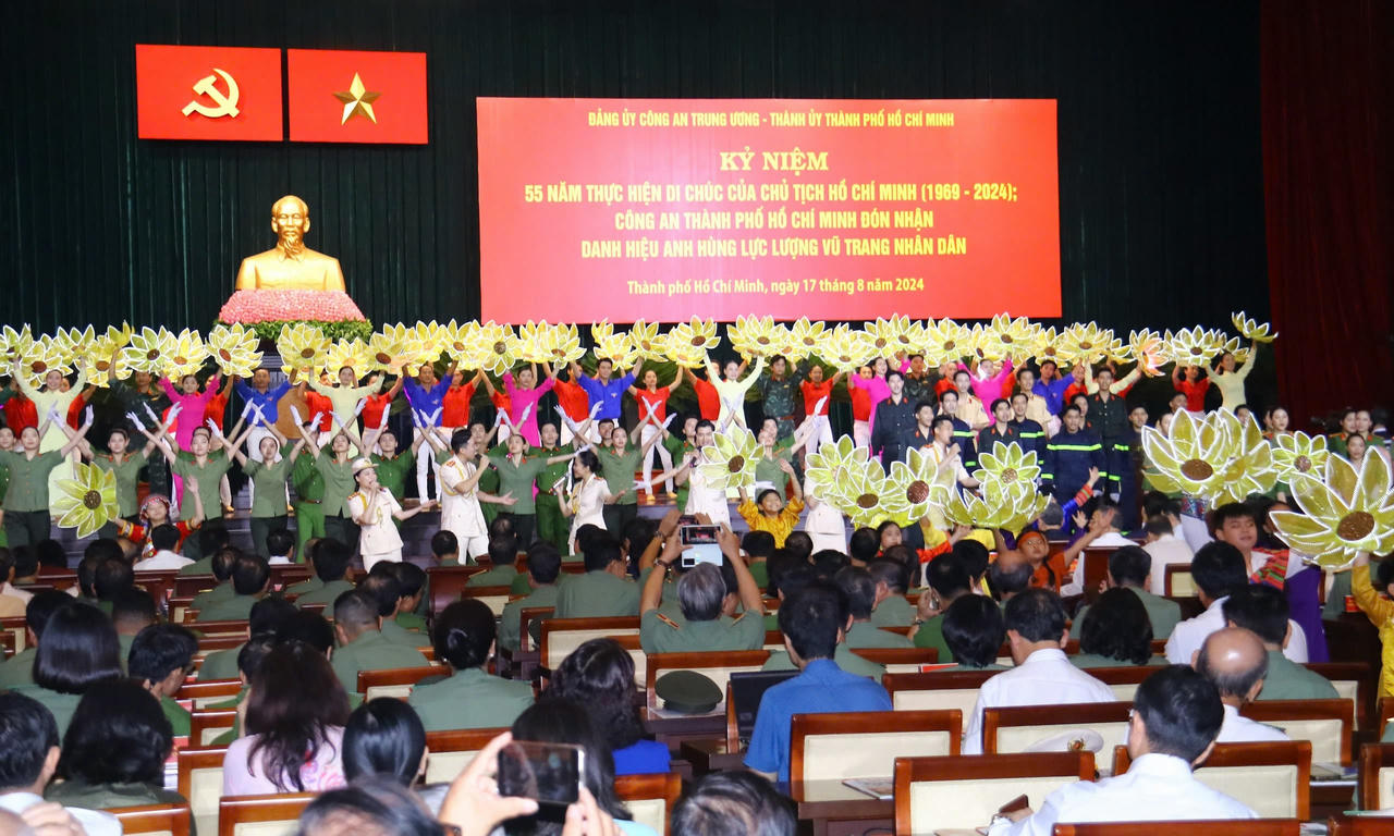 Tổng Bí thư, Chủ tịch nước Tô Lâm trao tặng danh hiệu Anh hùng Lực lượng vũ trang nhân dân cho Công an TP HCM