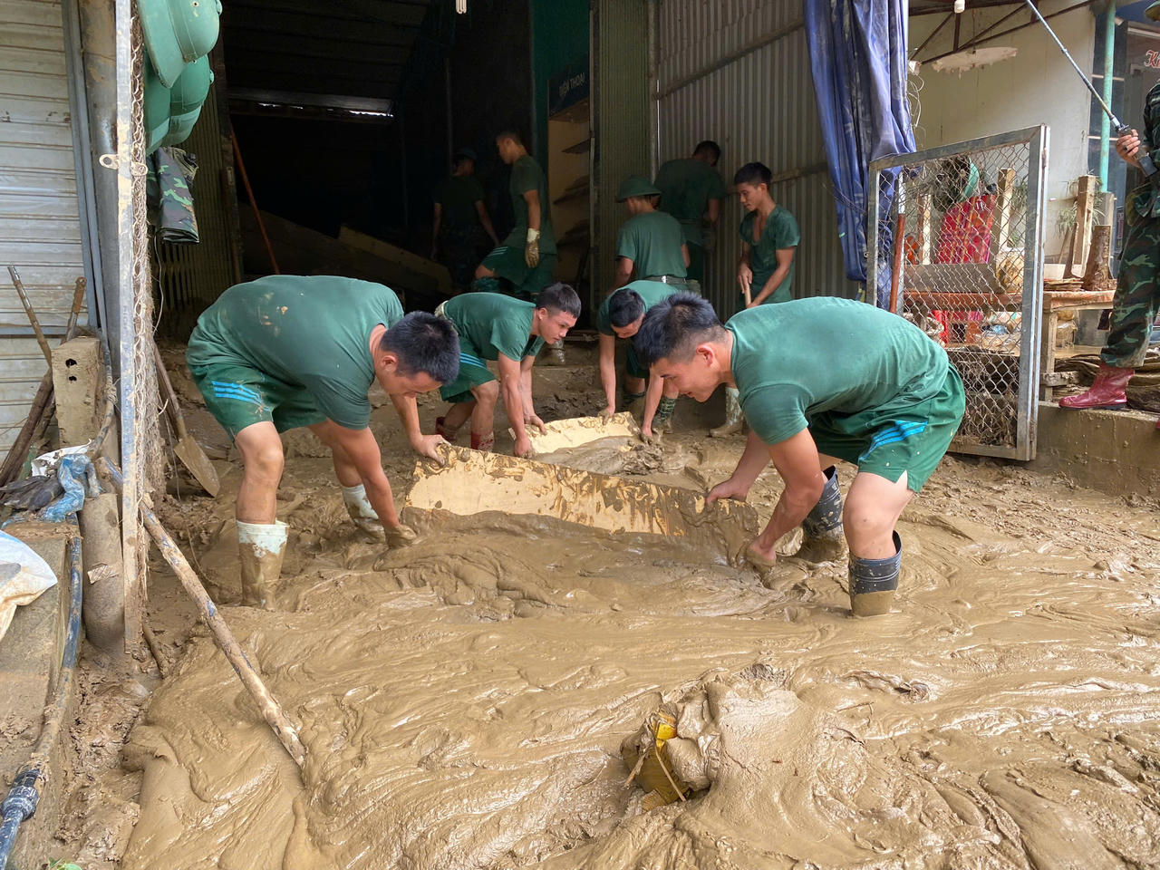 Bộ đội Sư đoàn 316 sát cánh cùng bà con Làng Nủ