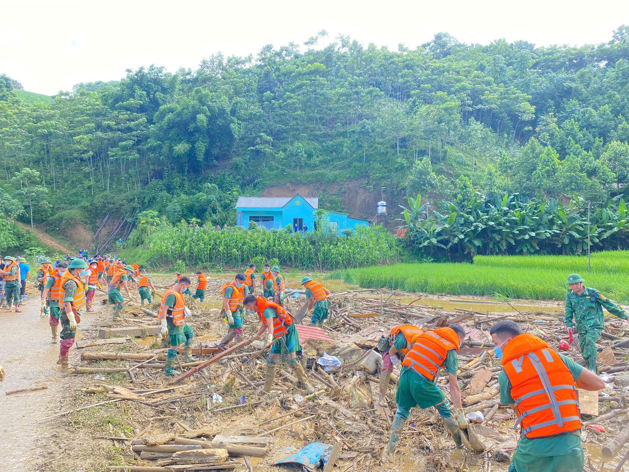 Bộ đội Sư đoàn 316 sát cánh cùng bà con Làng Nủ