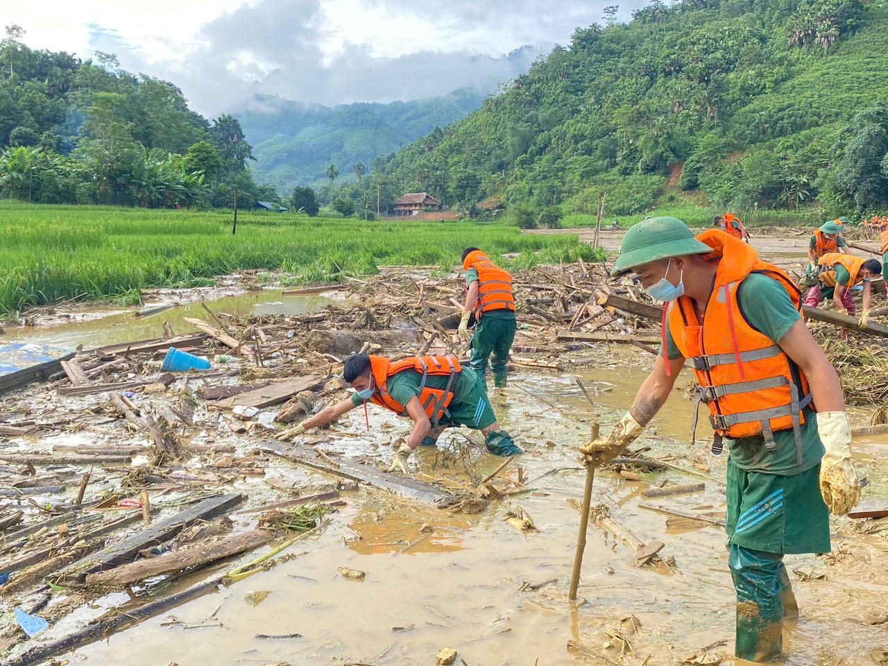 Bộ đội Sư đoàn 316 sát cánh cùng bà con Làng Nủ