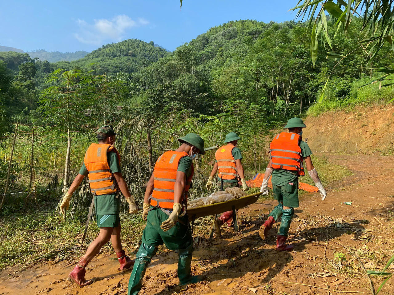 Bộ đội Sư đoàn 316 sát cánh cùng bà con Làng Nủ