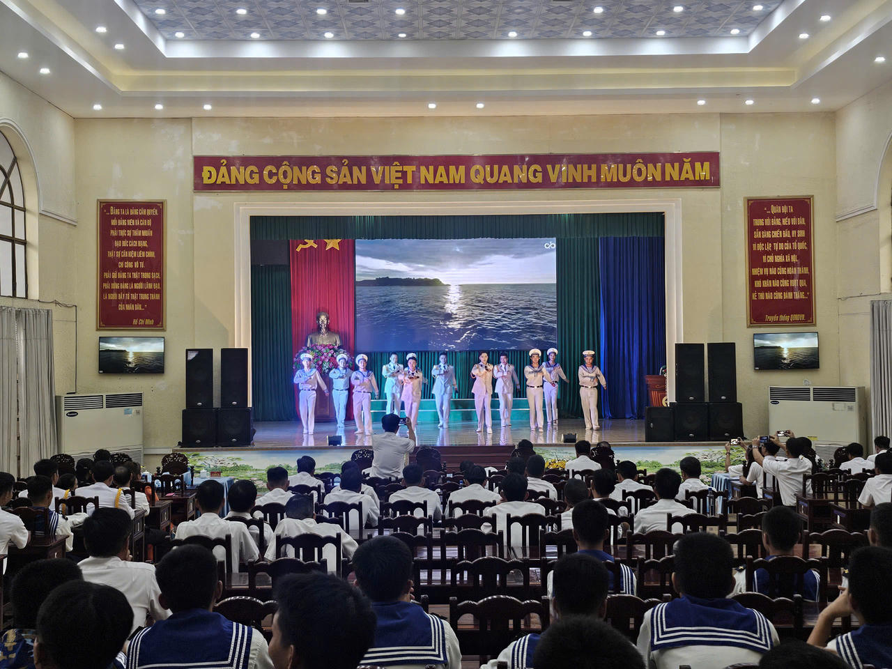 Liên hoan văn nghệ 'Vang mãi bản hùng ca nơi đầu sóng'