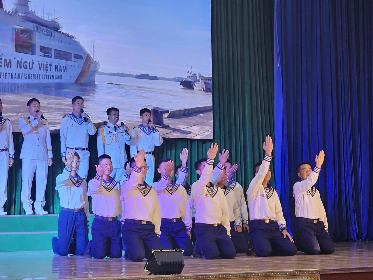 Liên hoan văn nghệ 'Vang mãi bản hùng ca nơi đầu sóng'
