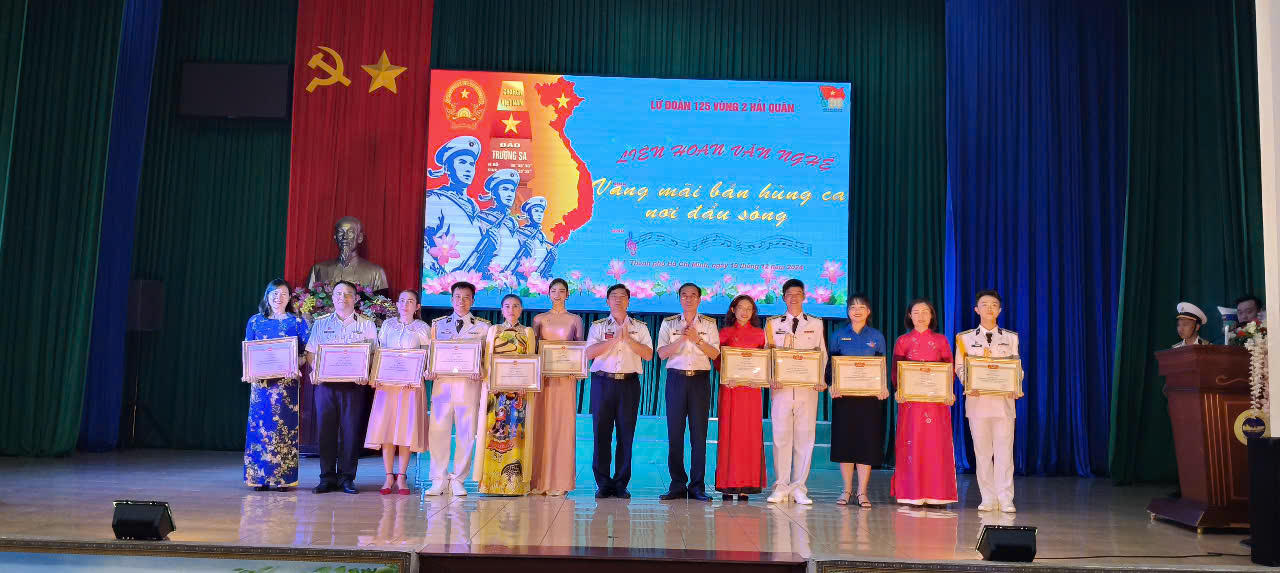 Liên hoan văn nghệ 'Vang mãi bản hùng ca nơi đầu sóng'