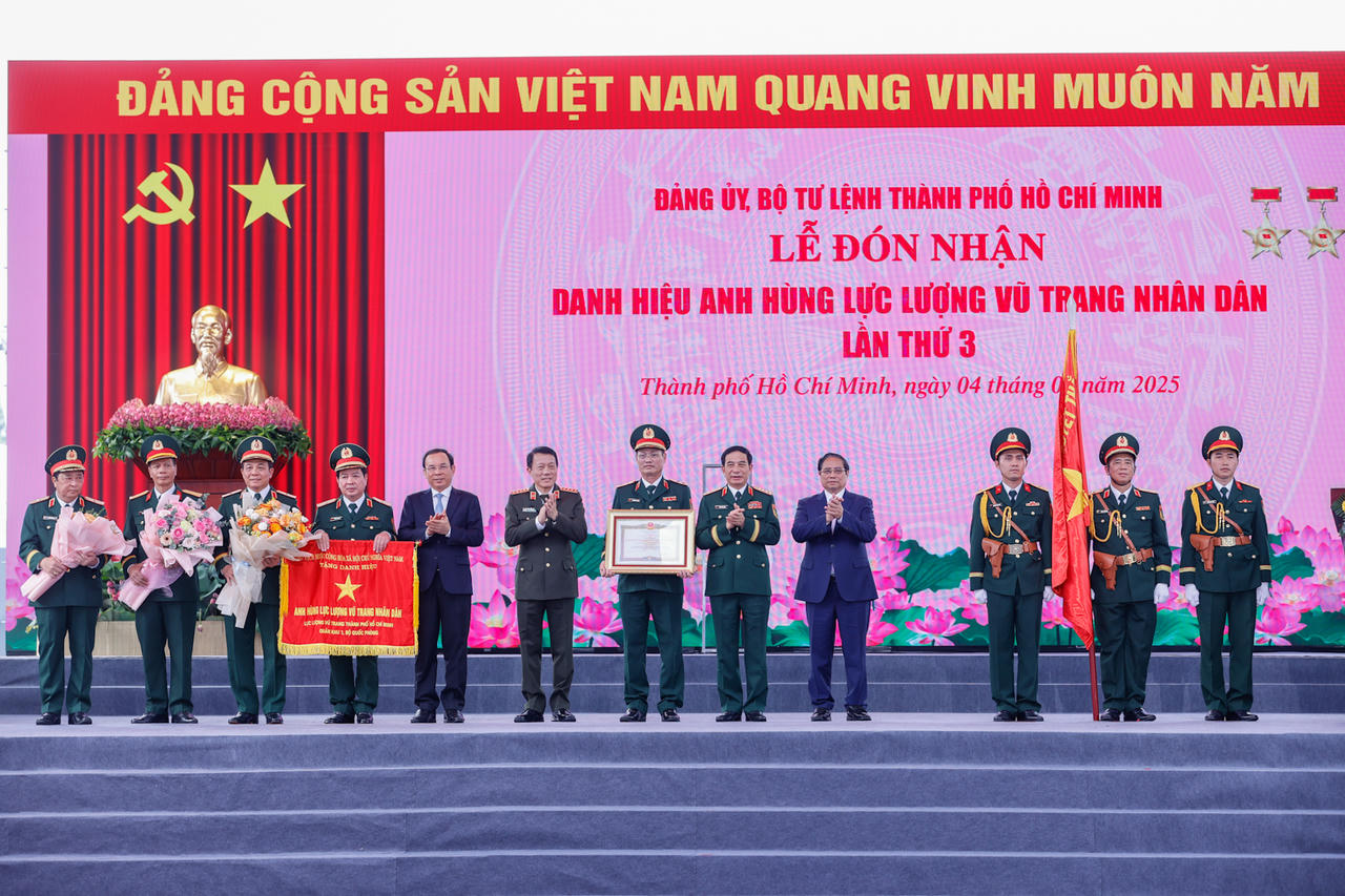 Lực lượng vũ trang TP HCM đón nhận danh hiệu Anh hùng