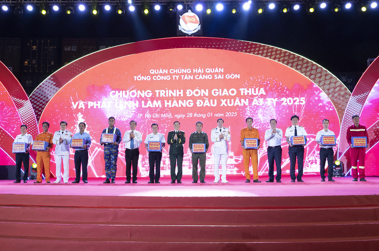 Tổng Công ty Tân Cảng Sài Gòn phát lệnh làm hàng đầu xuân Ất Tỵ 2025