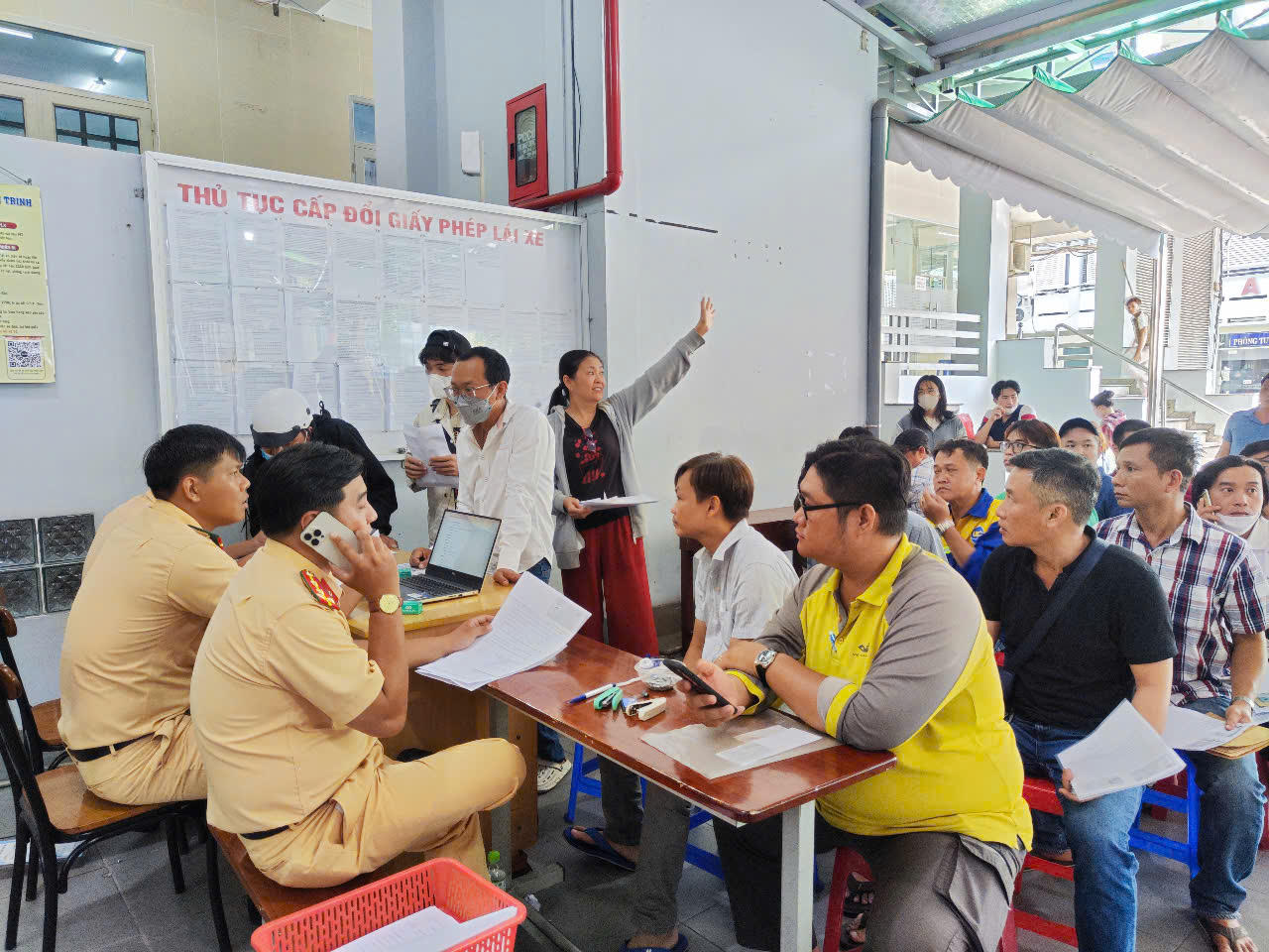 Hình ảnh ngày đầu Công an TP HCM tiếp nhận cấp giấy phép lái xe