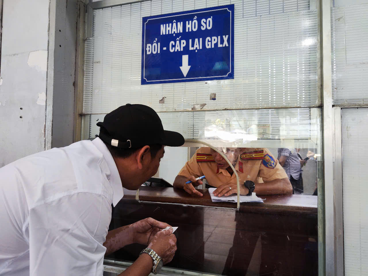 Hình ảnh ngày đầu Công an TP HCM tiếp nhận cấp giấy phép lái xe