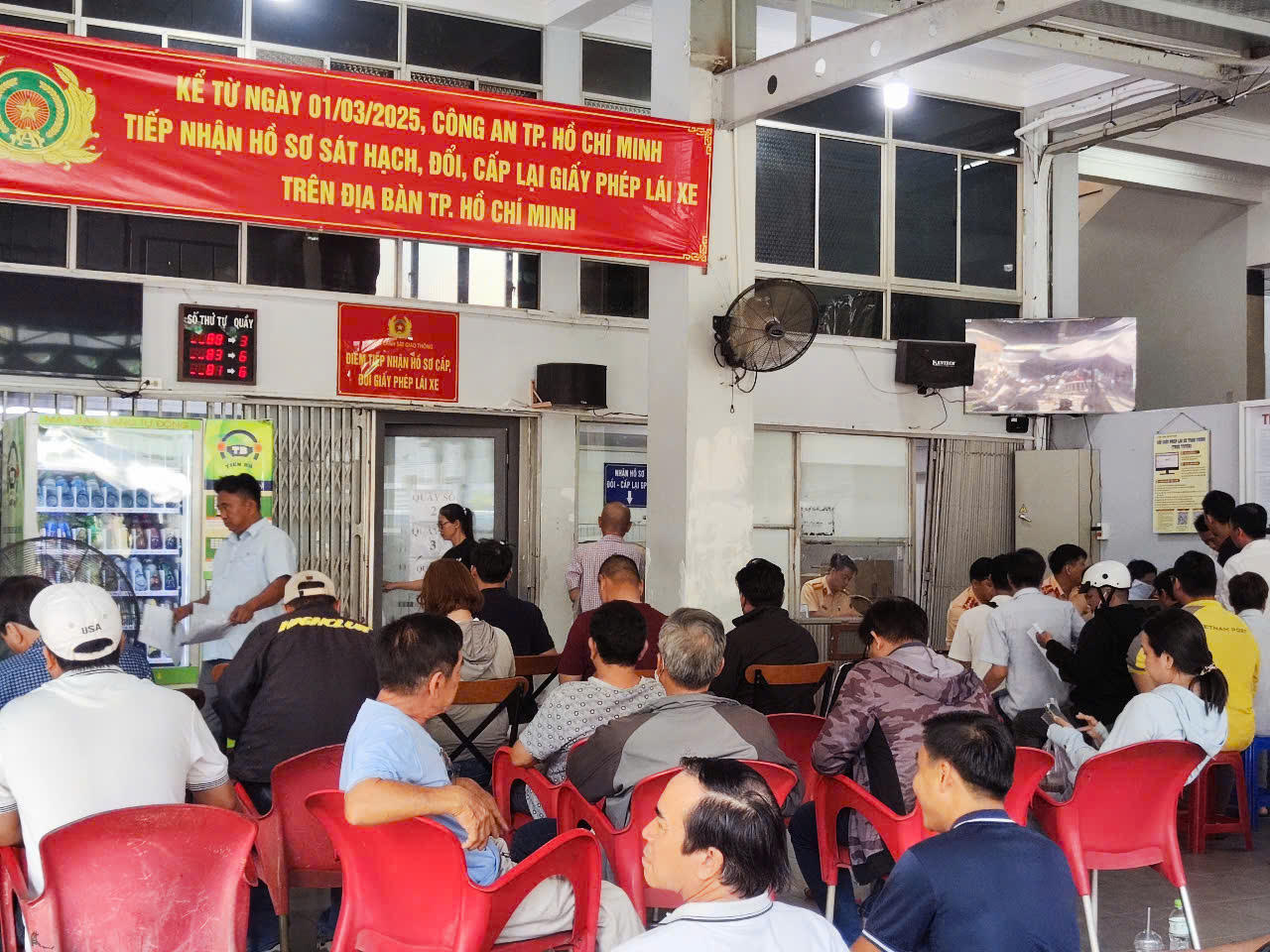 Hình ảnh ngày đầu Công an TP HCM tiếp nhận cấp giấy phép lái xe
