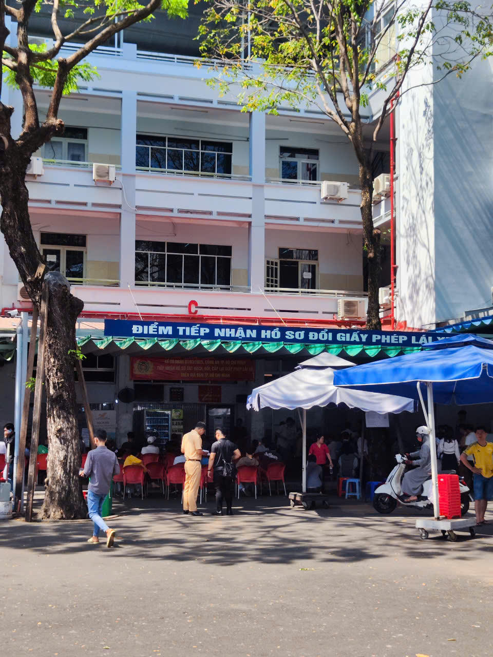 Hình ảnh ngày đầu Công an TP HCM tiếp nhận cấp giấy phép lái xe