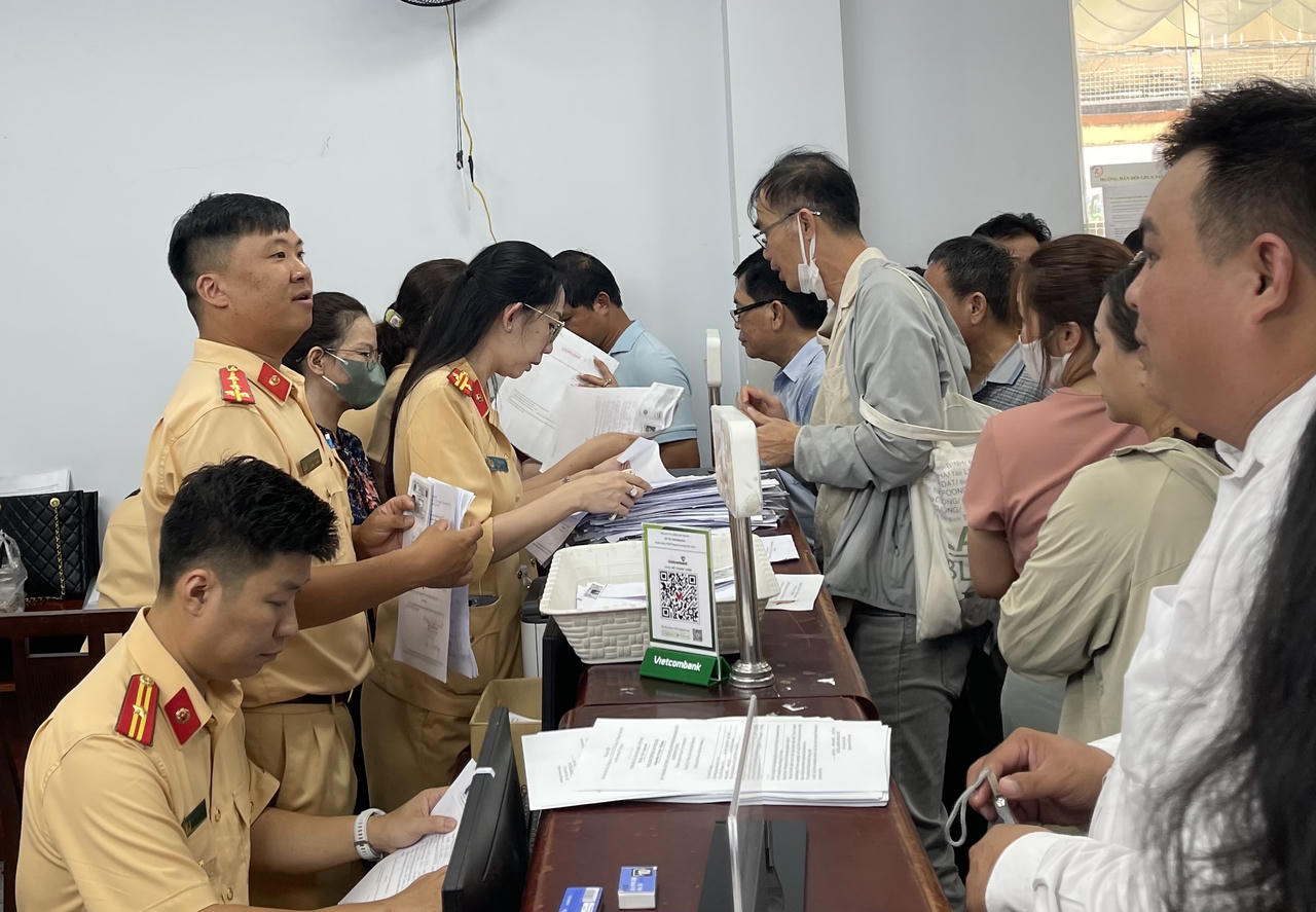 Hình ảnh ngày đầu Công an TP HCM tiếp nhận cấp giấy phép lái xe