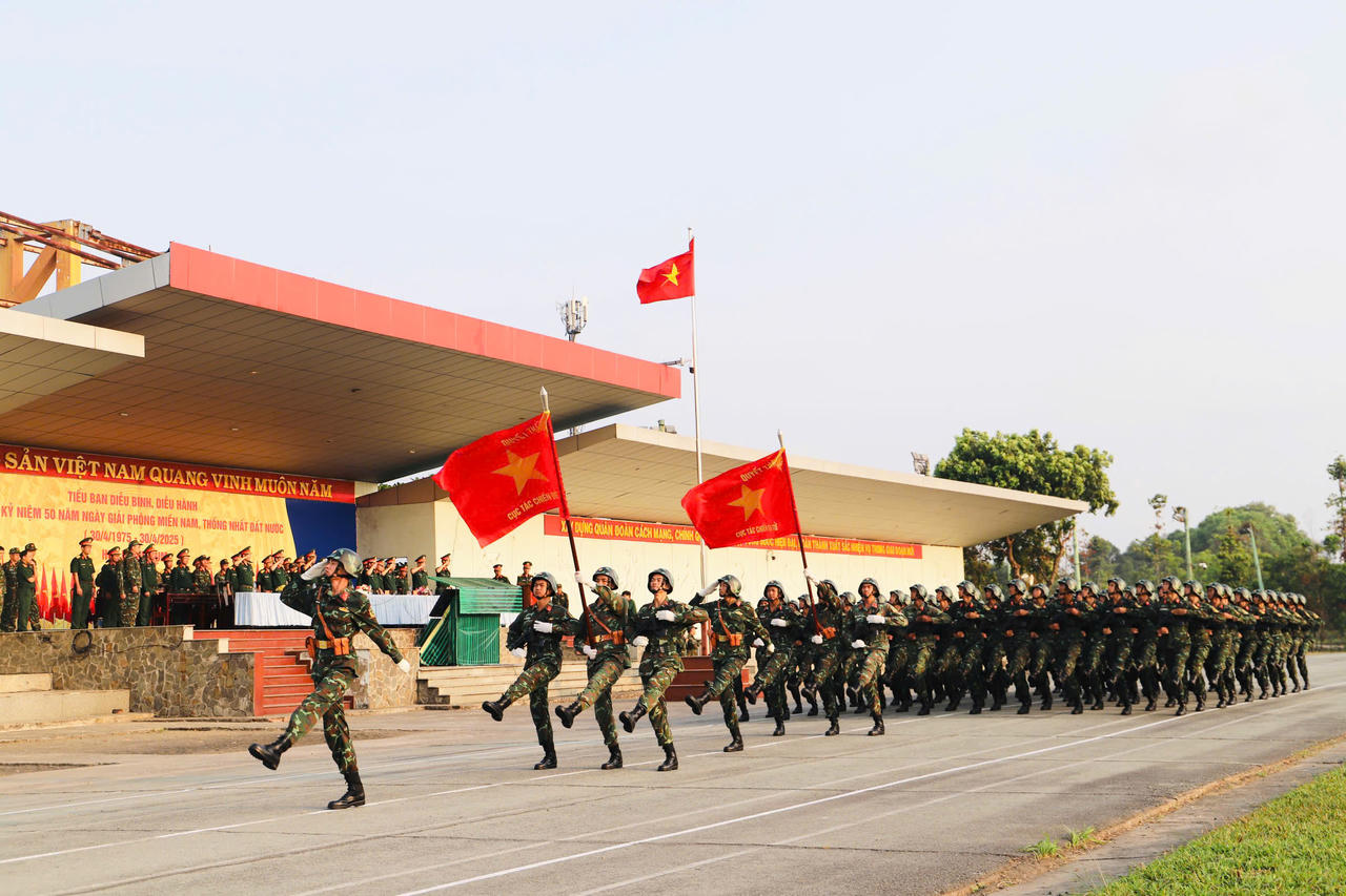 Quân đoàn 34 huấn luyện diễu binh, diễu hành chuẩn bị cho Lễ kỷ niệm 50 năm Ngày Giải phóng miền Nam, thống nhất đất nước