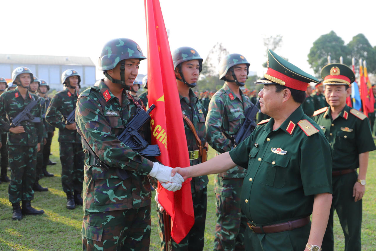 Quân đoàn 34 huấn luyện diễu binh, diễu hành chuẩn bị cho Lễ kỷ niệm 50 năm Ngày Giải phóng miền Nam, thống nhất đất nước