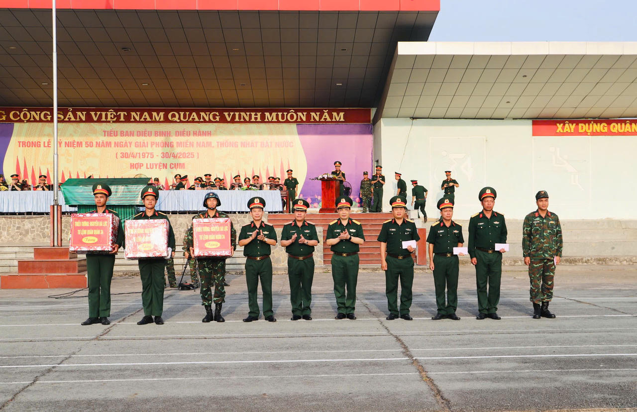 Quân đoàn 34 huấn luyện diễu binh, diễu hành chuẩn bị cho Lễ kỷ niệm 50 năm Ngày Giải phóng miền Nam, thống nhất đất nước