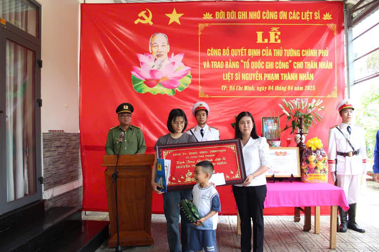 Trao Bằng “Tổ quốc ghi công” cho thân nhân liệt sĩ Nguyễn Phạm Thành Nhân