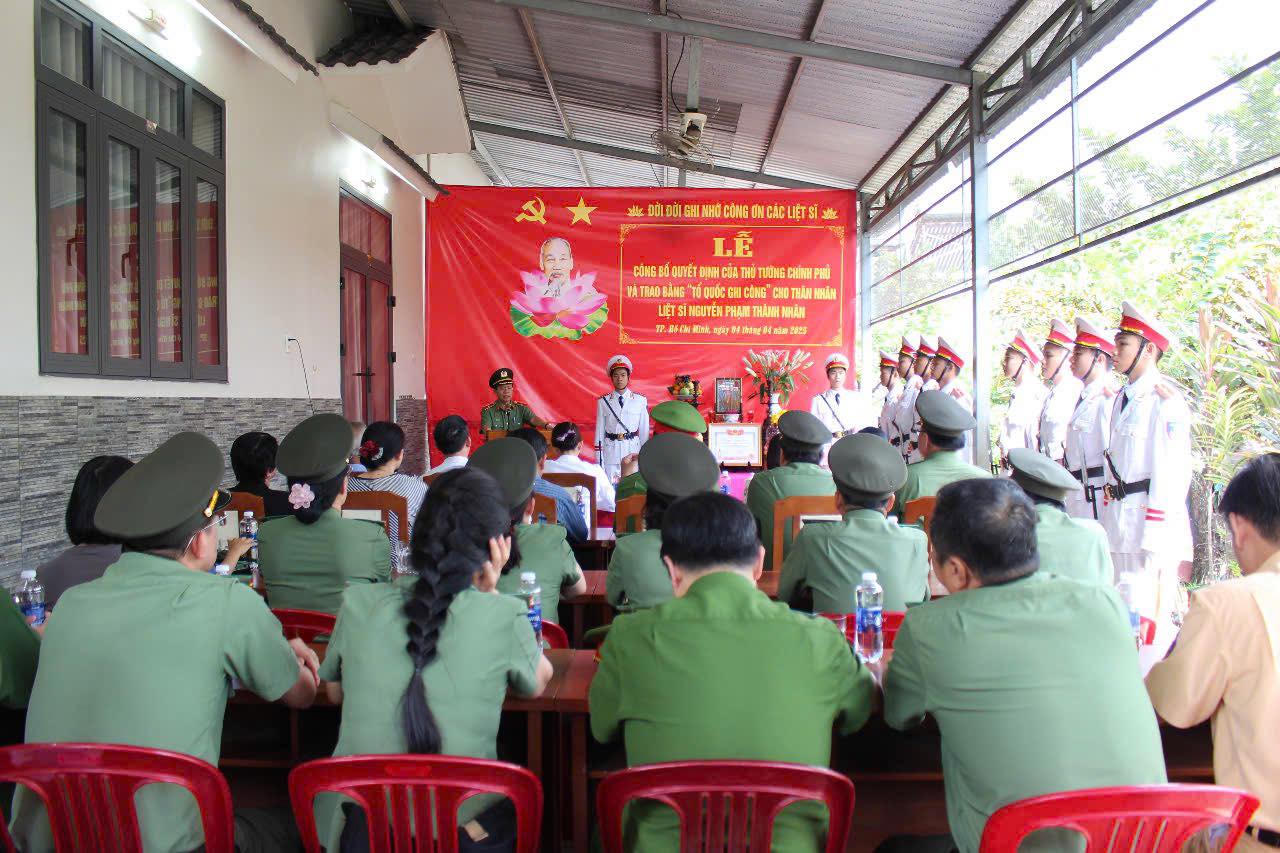 Trao Bằng “Tổ quốc ghi công” cho thân nhân liệt sĩ Nguyễn Phạm Thành Nhân
