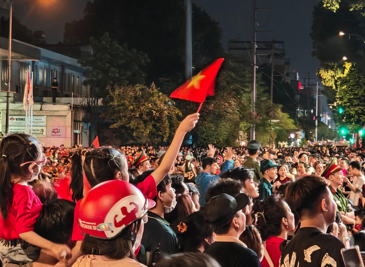 Chiến sĩ, người dân dầm mưa trong buổi sơ duyệt lễ diễu binh, diễu hành cấp Quốc gia