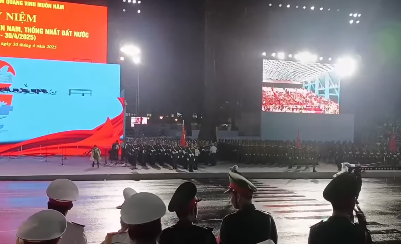 Chiến sĩ, người dân dầm mưa trong buổi sơ duyệt lễ diễu binh, diễu hành cấp Quốc gia