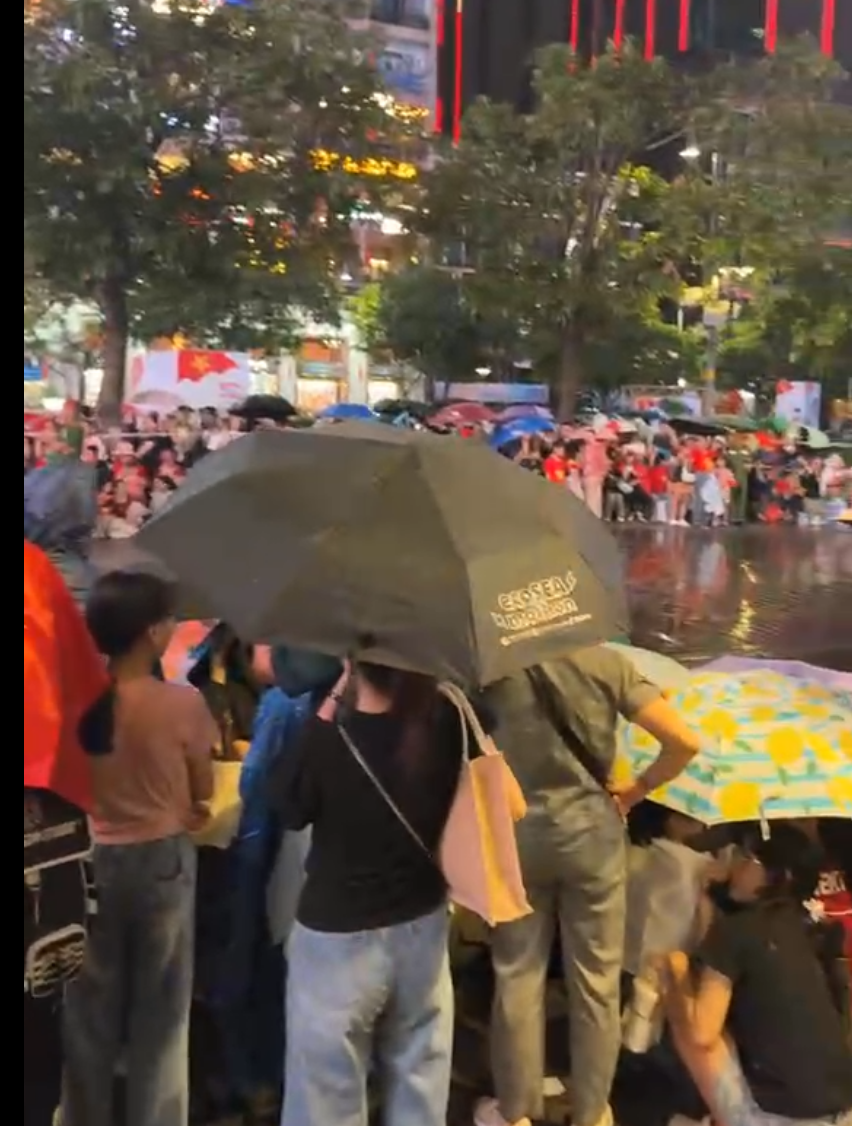 Chiến sĩ, người dân dầm mưa trong buổi sơ duyệt lễ diễu binh, diễu hành cấp Quốc gia