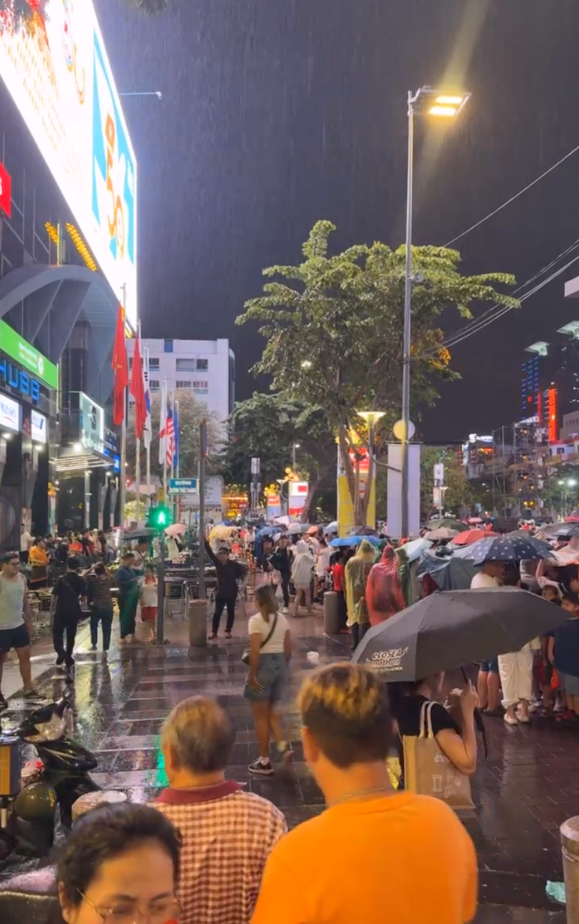 Chiến sĩ, người dân dầm mưa trong buổi sơ duyệt lễ diễu binh, diễu hành cấp Quốc gia