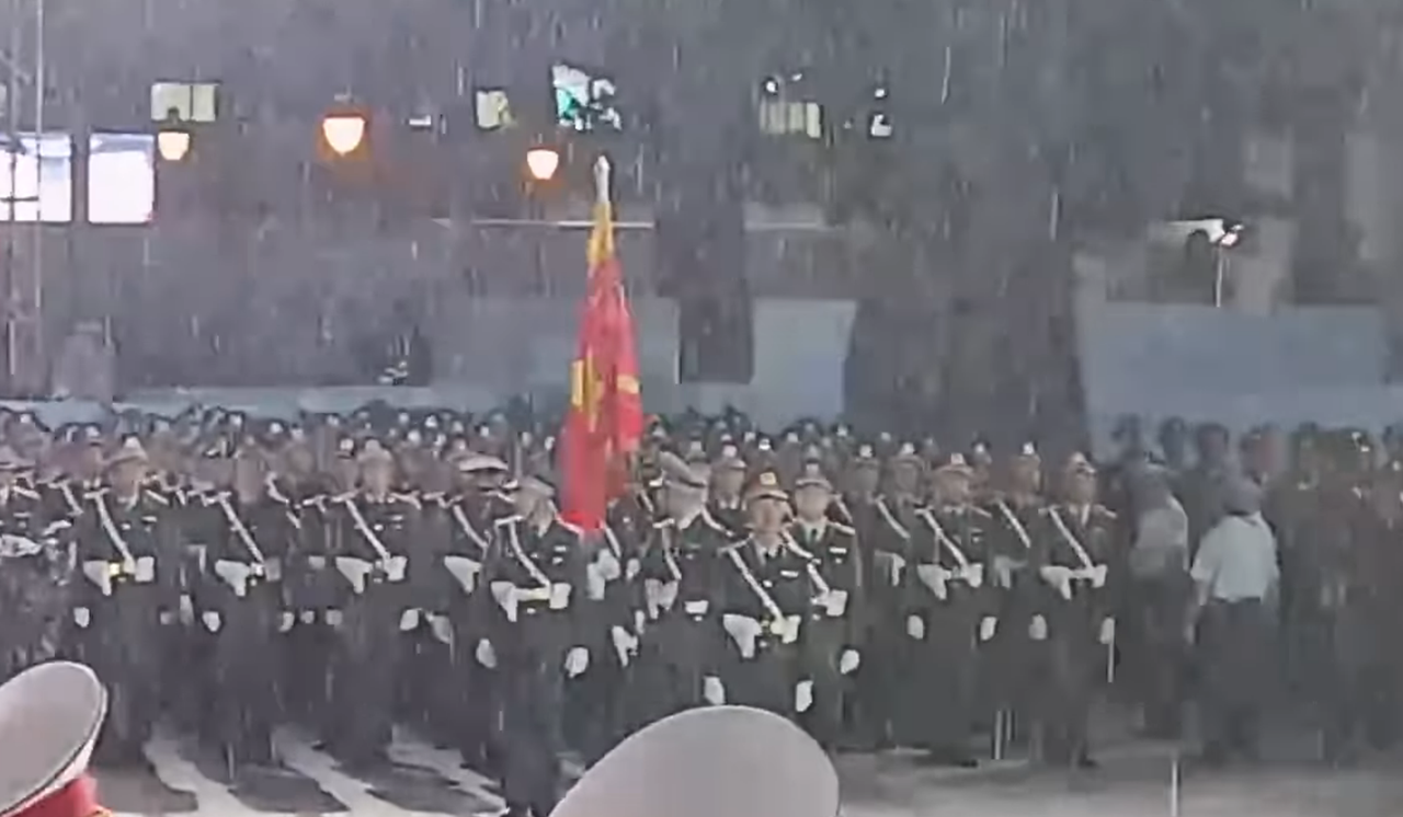 Chiến sĩ, người dân dầm mưa trong buổi sơ duyệt lễ diễu binh, diễu hành cấp Quốc gia