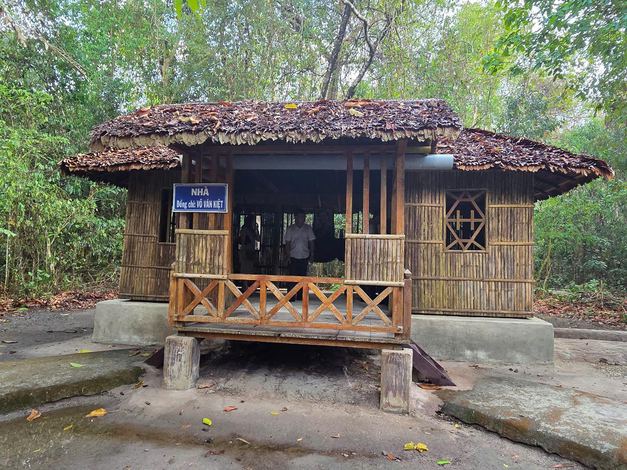 Đoàn công tác của Bộ Tư pháp về nguồn, thăm Di tích lịch sử Căn cứ Trung ương Cục miền Nam