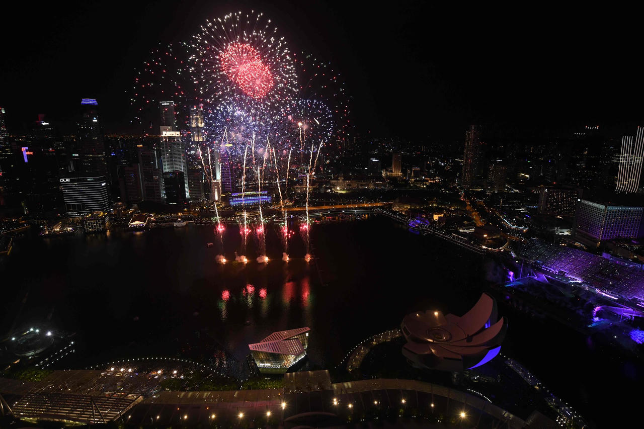 Chiêm ngưỡng pháo hoa mừng năm mới tuyệt đẹp tại nhiều quốc gia