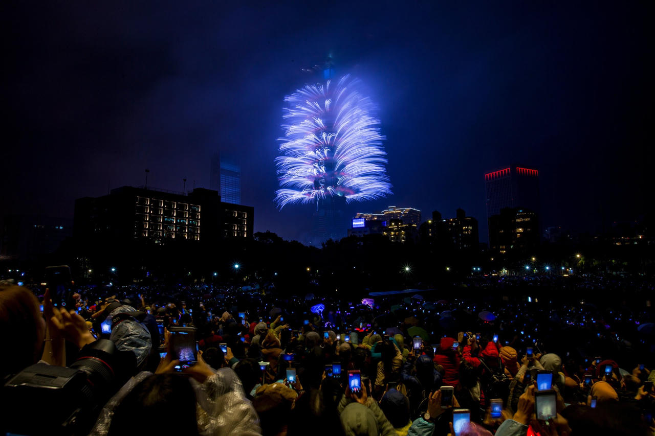 Chiêm ngưỡng pháo hoa mừng năm mới tuyệt đẹp tại nhiều quốc gia