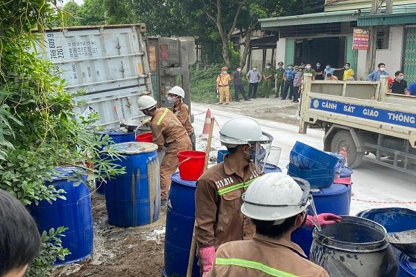 Lật xe bồn chở axit ở Lào Cai