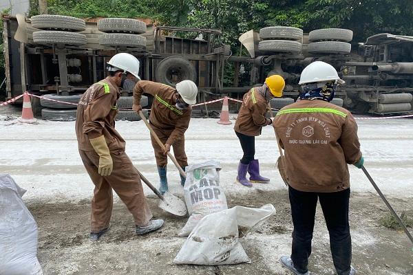 Lật xe bồn chở axit ở Lào Cai