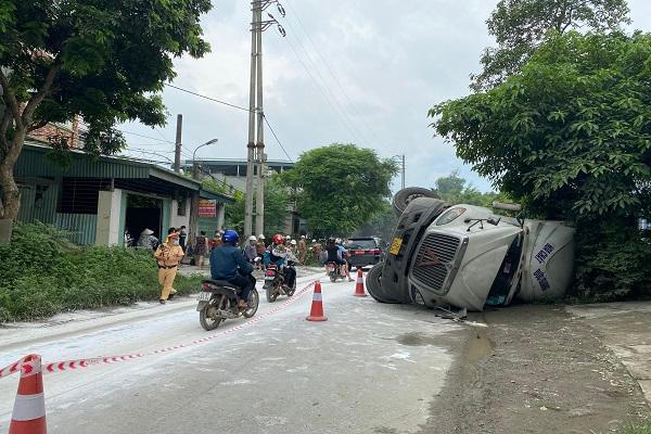 Lật xe bồn chở axit ở Lào Cai