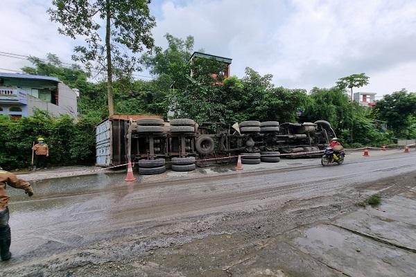 Lật xe bồn chở axit ở Lào Cai