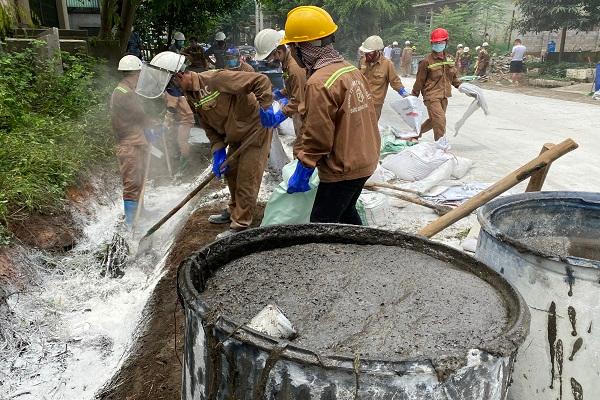 Lật xe bồn chở axit ở Lào Cai