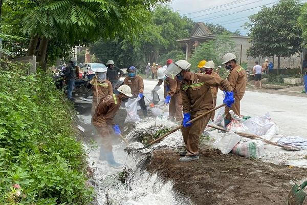 Lật xe bồn chở axit ở Lào Cai