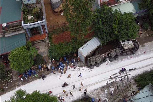 Lật xe bồn chở axit ở Lào Cai