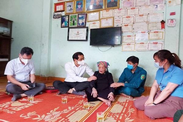 Chủ tịch UBND tỉnh Lào Cai thăm, tặng quà gia đình chính sách nhân dịp 27/7