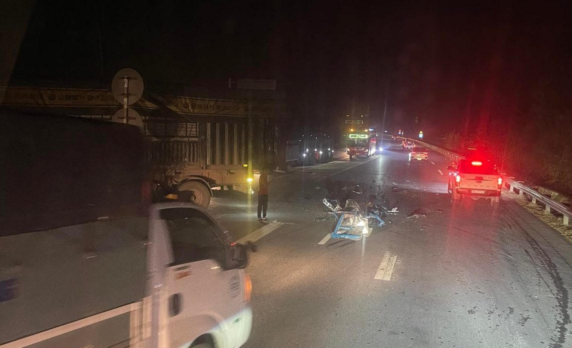 Xe tải va chạm xe đầu kéo, tài xế tử vong tại chỗ