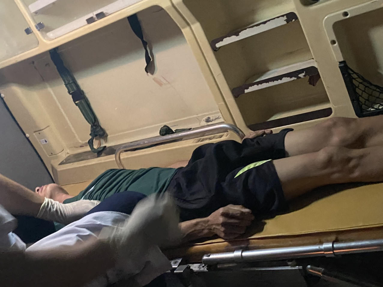 Lào Cai: Giải cứu bệnh nhân tâm thần trèo lên cột điện