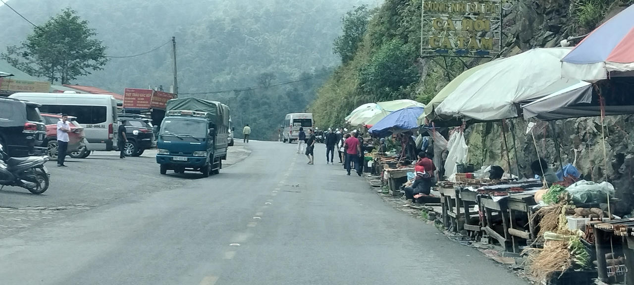 Vũ khí 'nóng' bày bán tràn lan khu vực Thác Bạc, Sa Pa