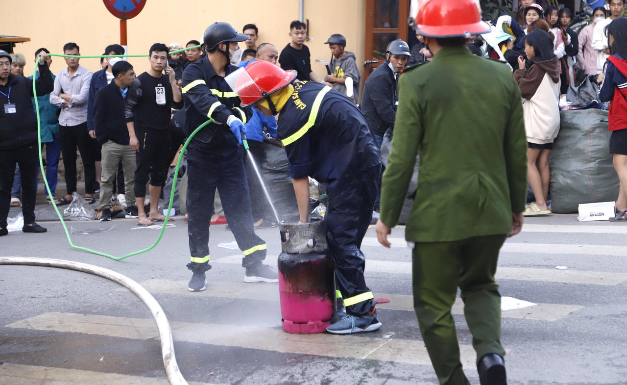 Cháy lớn thiêu rụi toàn bộ tài sản trong một tiệm may tại thị xã Sa Pa