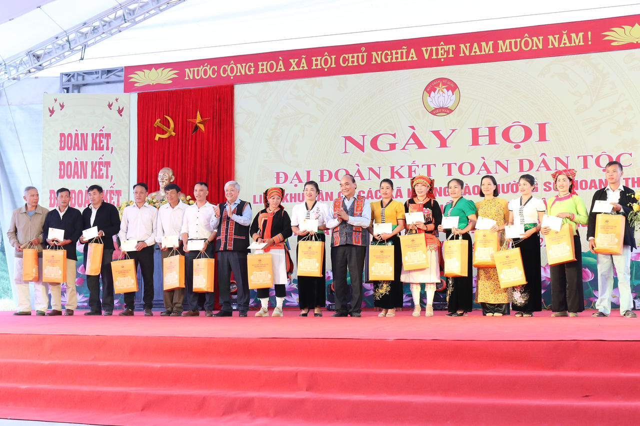 Chủ tịch nước Nguyễn Xuân Phúc dự Ngày hội đại đoàn kết các dân tộc tại Lai Châu