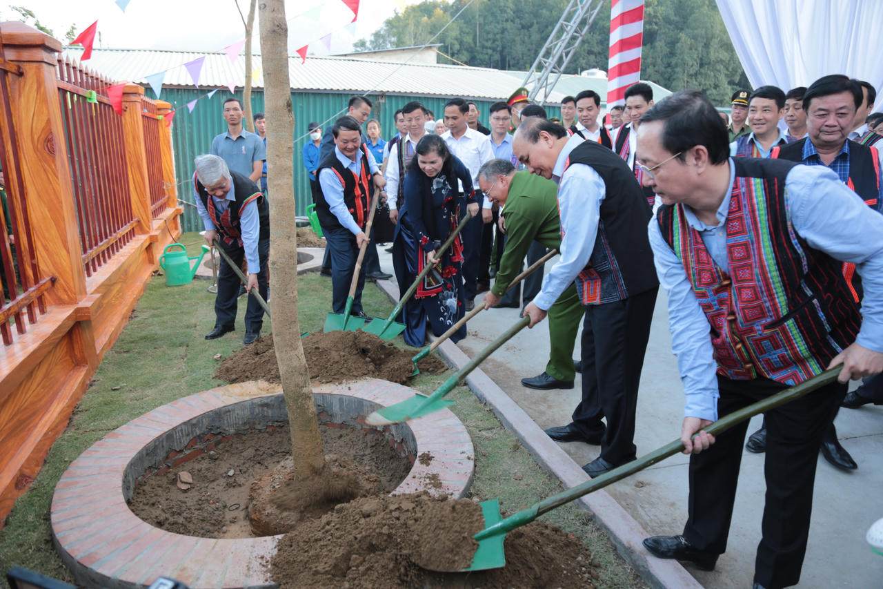 Chủ tịch nước Nguyễn Xuân Phúc dự Ngày hội đại đoàn kết các dân tộc tại Lai Châu