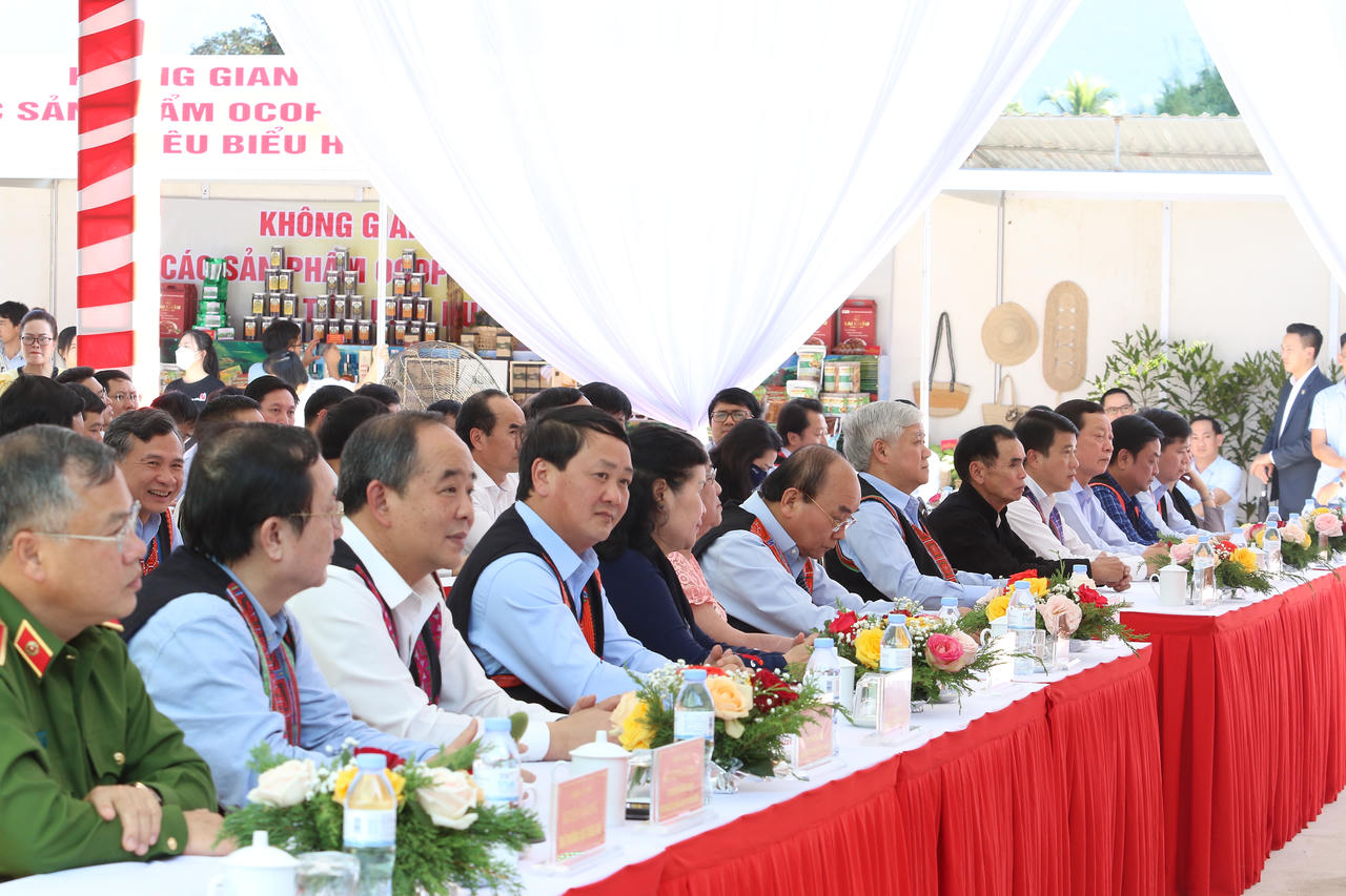 Chủ tịch nước Nguyễn Xuân Phúc dự Ngày hội đại đoàn kết các dân tộc tại Lai Châu