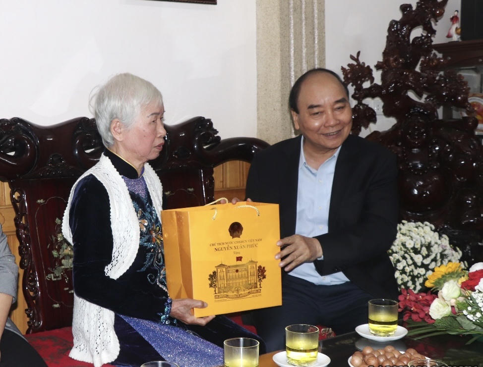 Chủ tịch nước Nguyễn Xuân Phúc thăm, tặng quà các gia đình người có công tại Lai Châu