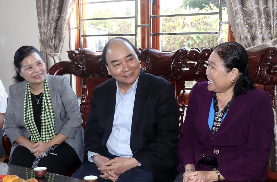 Chủ tịch nước Nguyễn Xuân Phúc thăm, tặng quà các gia đình người có công tại Lai Châu