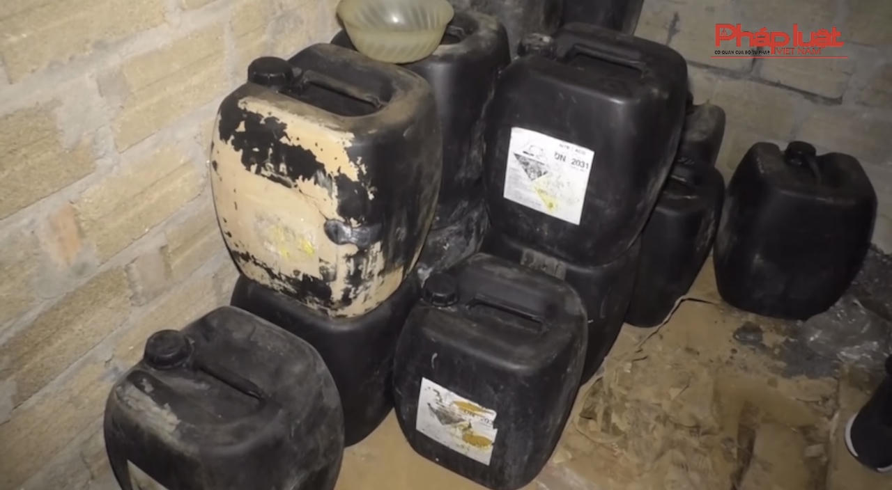 Phát hiện kho chứa hơn 1.000kg tiền chất thuốc nổ, chất xyanua giữa khu dân cư