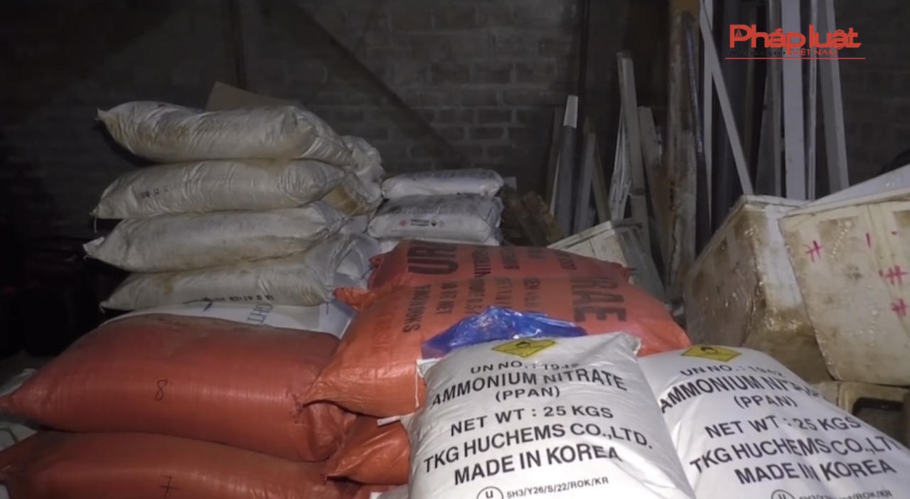 Phát hiện kho chứa hơn 1.000kg tiền chất thuốc nổ, chất xyanua giữa khu dân cư