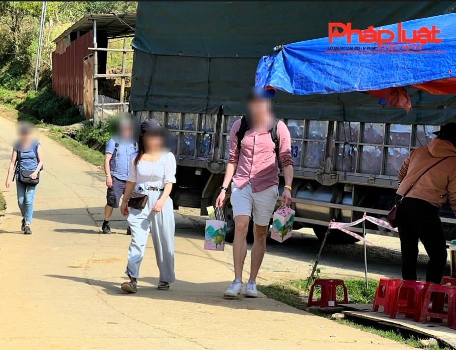 Phải mua 150 nghìn đồng 1 gói chè để được vào chụp ảnh vườn hoa 