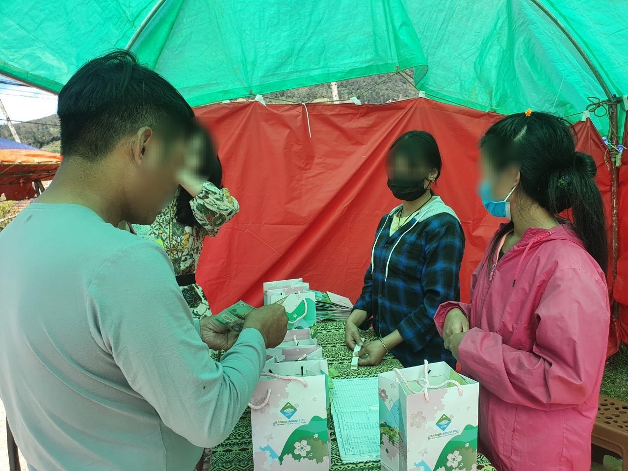 Phải mua 150 nghìn đồng 1 gói chè để được vào chụp ảnh vườn hoa 